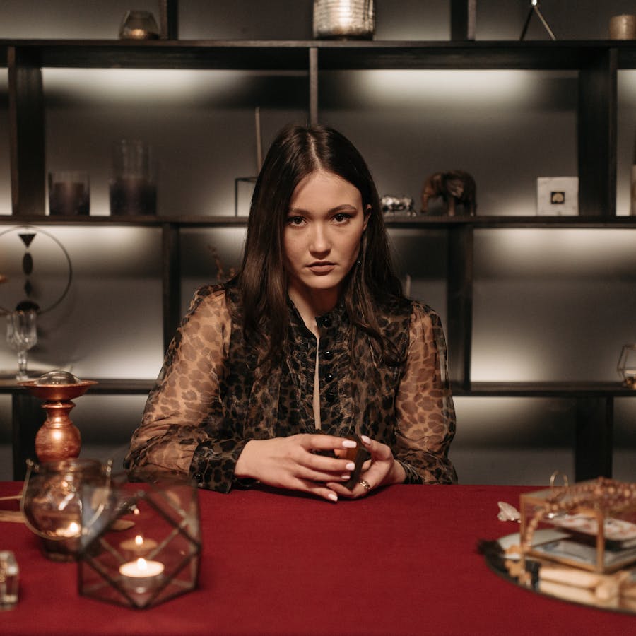 Isabelle, voyant sp&eacute;cialis&eacute; en Oracle de Belline · Travail & finances